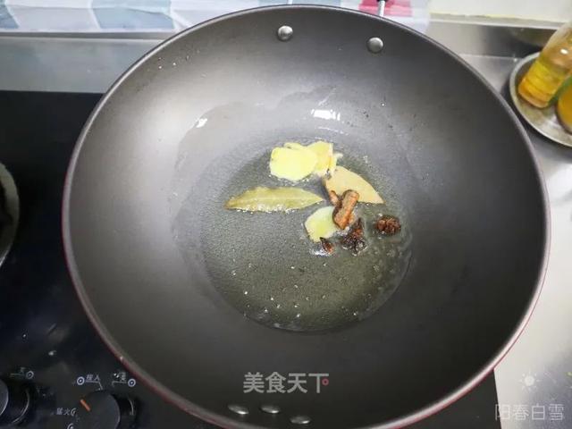 菌菇焖炒鸡：浓郁鲜美，配上一碗米饭，完美！