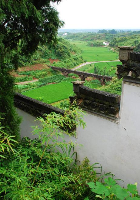 旅行柚子君@春天最适合去哪里玩？安徽这几个古镇美不胜收，特别是下雨天