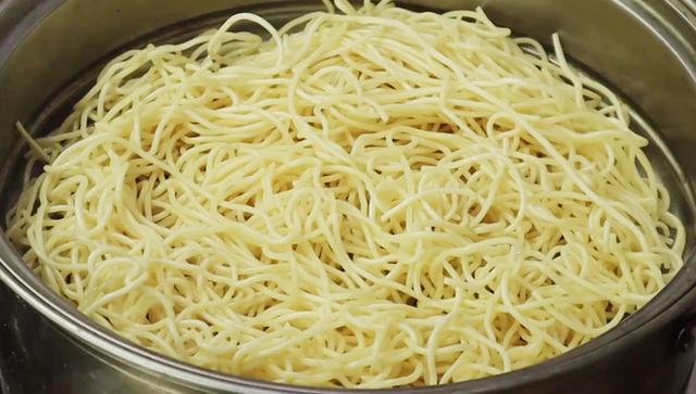 两个洋葱1斤面条，直接丢进锅里，出锅比吃红烧肉还解馋，真好吃