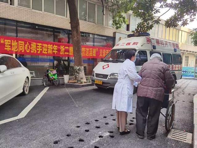 情暖冬至，汽车医院义诊给军营带去光明