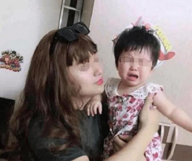 【你的育儿经】90后奶爸为博女儿一笑，将自己打扮成“妈妈”，亲妈看后自愧不如