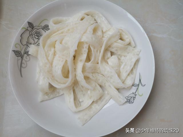 大雪后，这道凉拌菜别错过，5种食材，简单一拌，酸辣爽口又解腻