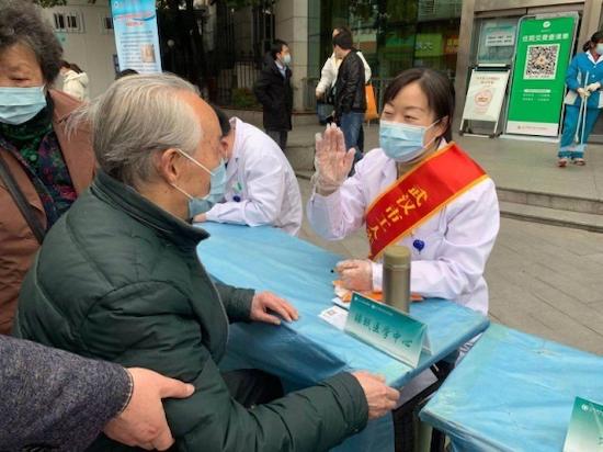 义诊|睡眠日义诊逢生辰 患者相赠一枝花