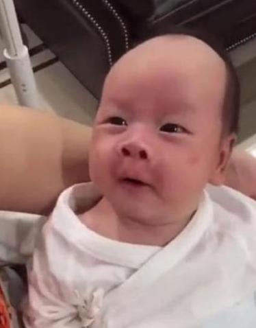 [你的育儿经]“地中海”宝宝走红，发量稀少让网友哭笑不得：上辈子是程序员