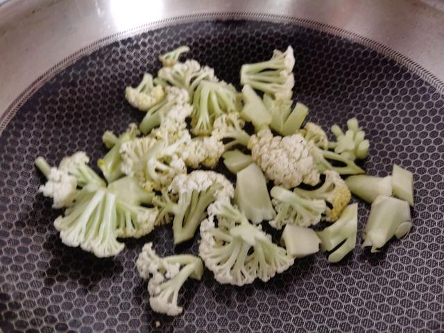 培根搭配花菜，好吃又不油腻，鲜香又下饭