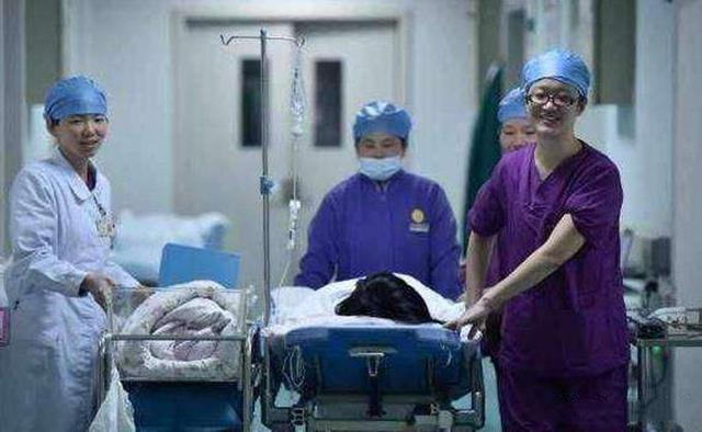 超级宝妈|新手奶爸在产房外被亲妈“一手拦截”：妈您等会儿，那是我的孩子