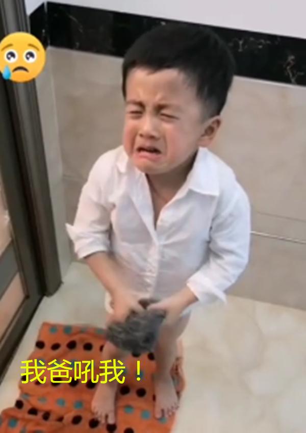 #你的育儿经#儿子给爸爸搓澡，却被赶出浴室，看到孩子拿的东西后心疼宝爸