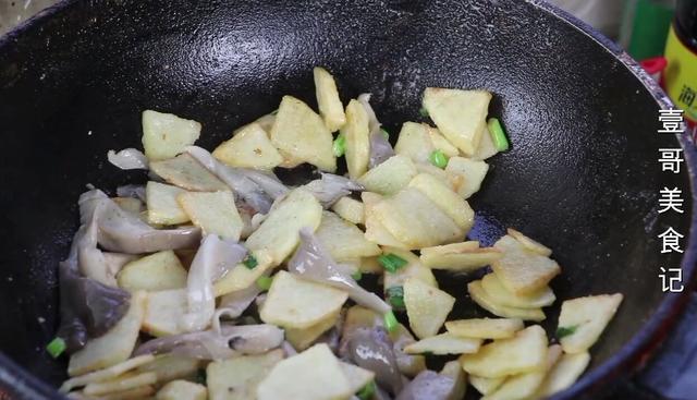 平菇加土豆一起做，真是太解馋了，天天吃都不腻，比红烧肉还香