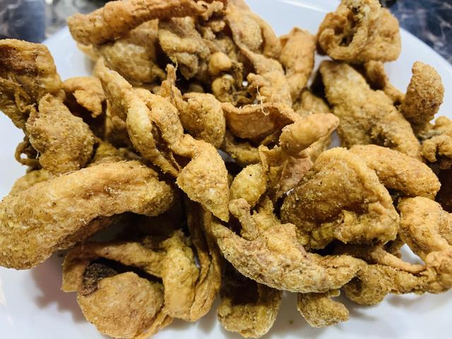 老友相聚，4个菜2盘肉，朋友圈：一个人能喝酒，却不能一个人笑