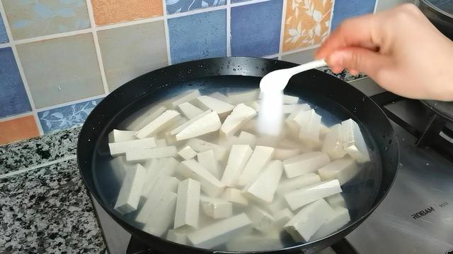 冻豆腐是怎样做出来的？弹性好、热量少、营养丰富，减肥理想美食