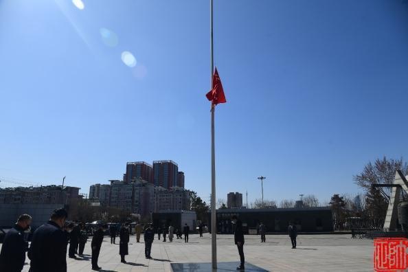 『东北新闻网』今天,沈阳“九·一八”历史博物馆降半旗哀悼抗疫牺牲烈士和逝世同胞