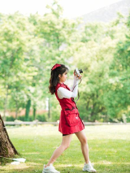 名门泽佳:谭松韵《奇妙小森林》新造型 一身红色工装