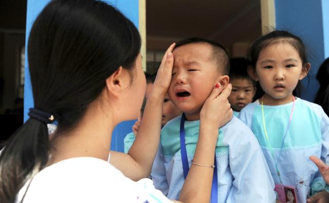 &quot;最美幼师&quot;上课走红，颜值超高不输杨颖，宝爸：以后孩子我来接