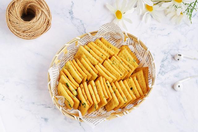 童年记忆，葱香苏打饼干，在家完美复刻，做好不硬酥到掉渣