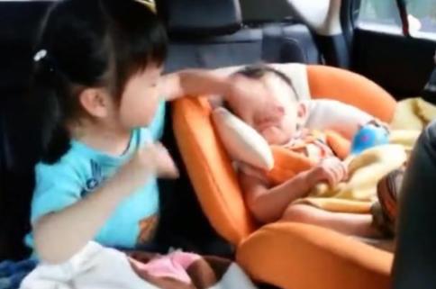 #你的育儿经#弟弟三番两次惹姐姐，忍不可忍的姐姐爆发了，网友：干得漂亮