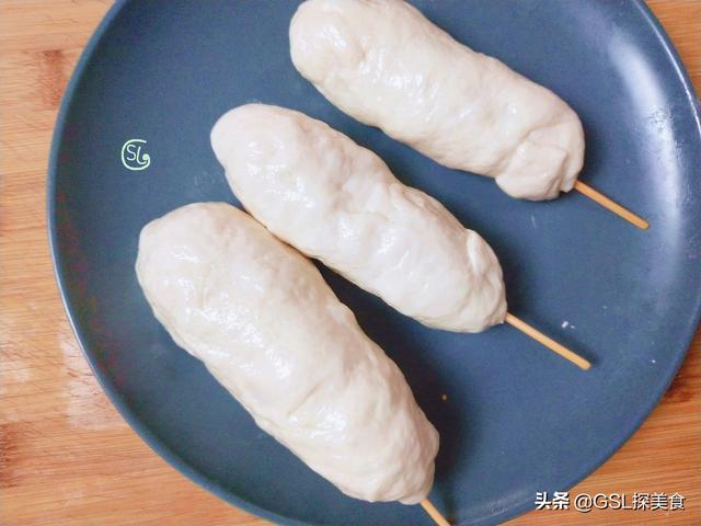 热狗我家从不买，这样做最简单最靠谱，外皮酥脆又拉丝，好吃