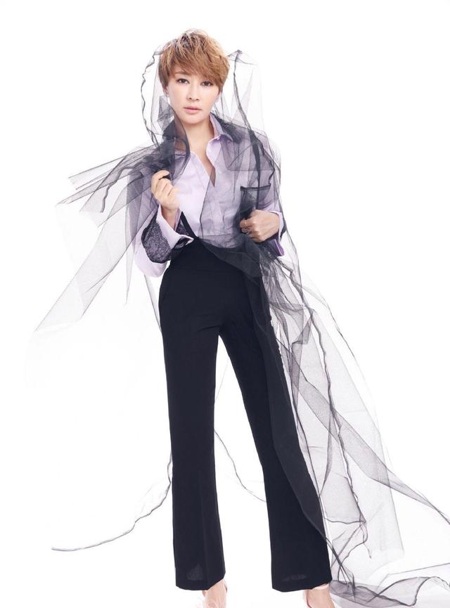 时尚迪科梁静穿衣风格变了，蓝色外套搭配西裤时髦又前卫，意外高级