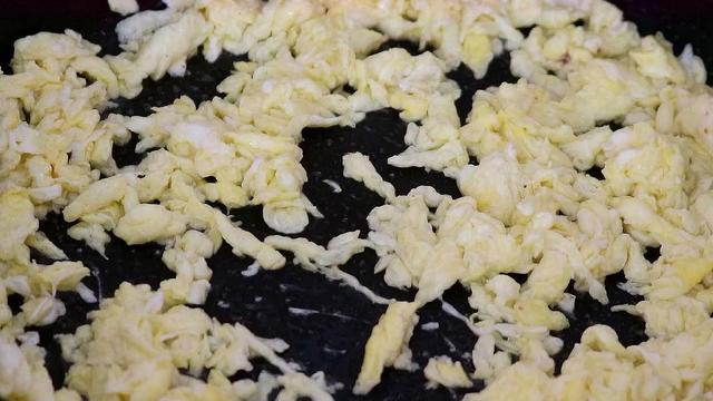 韭菜鸡蛋饺子，很多人都错了，记住正确调馅方法，韭菜鲜嫩不出水