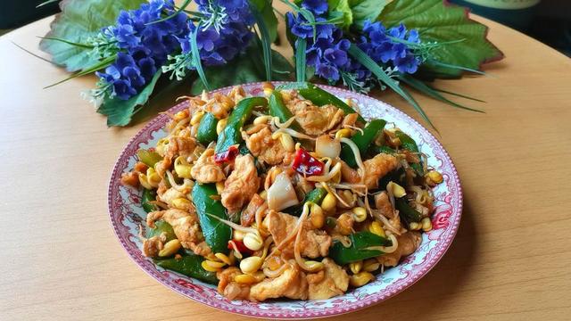 家常小炒豆芽菜炒蛋，以前在农家庄吃过一次，一直对它恋恋不忘