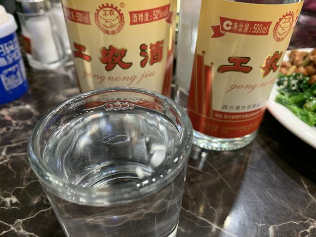 老友相聚，4个菜2盘肉，朋友圈：一个人能喝酒，却不能一个人笑