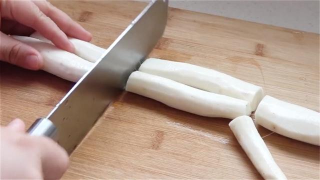 冬天的山药火了，加一碗面粉，不加水不加油，香甜松软，健脾益胃