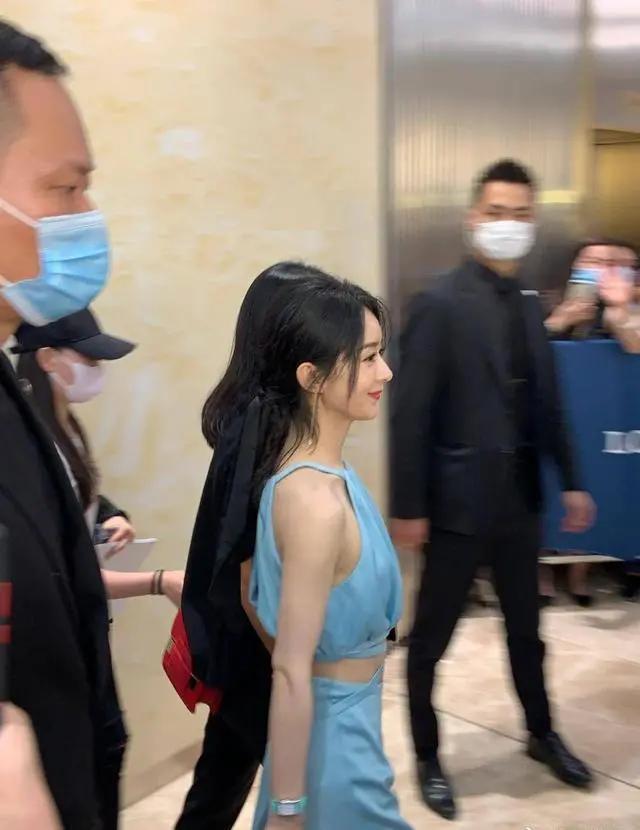 青岩梦罢|赵丽颖瘦出新高度，腰太细，衣服挂不住