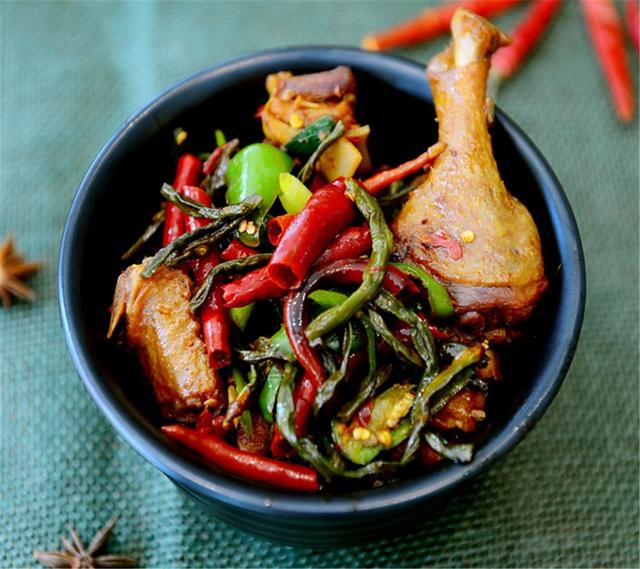 冬天这菜晒干留着吃，留半年不是问题，随吃随拿，用来炖肉吃最香