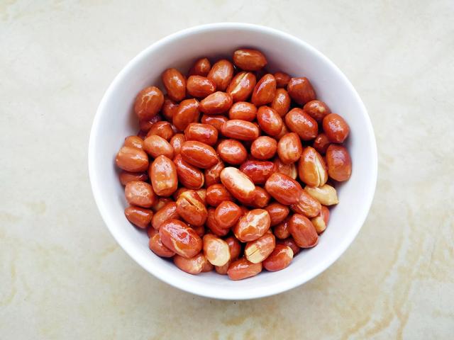 香菜配花生米，几分钟就搞定一盘下酒菜，成本只要几块钱