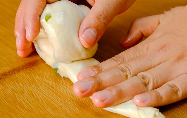 1碗面粉1把香葱，教你做懒人版葱花饼，层次柔软，放凉了也不硬