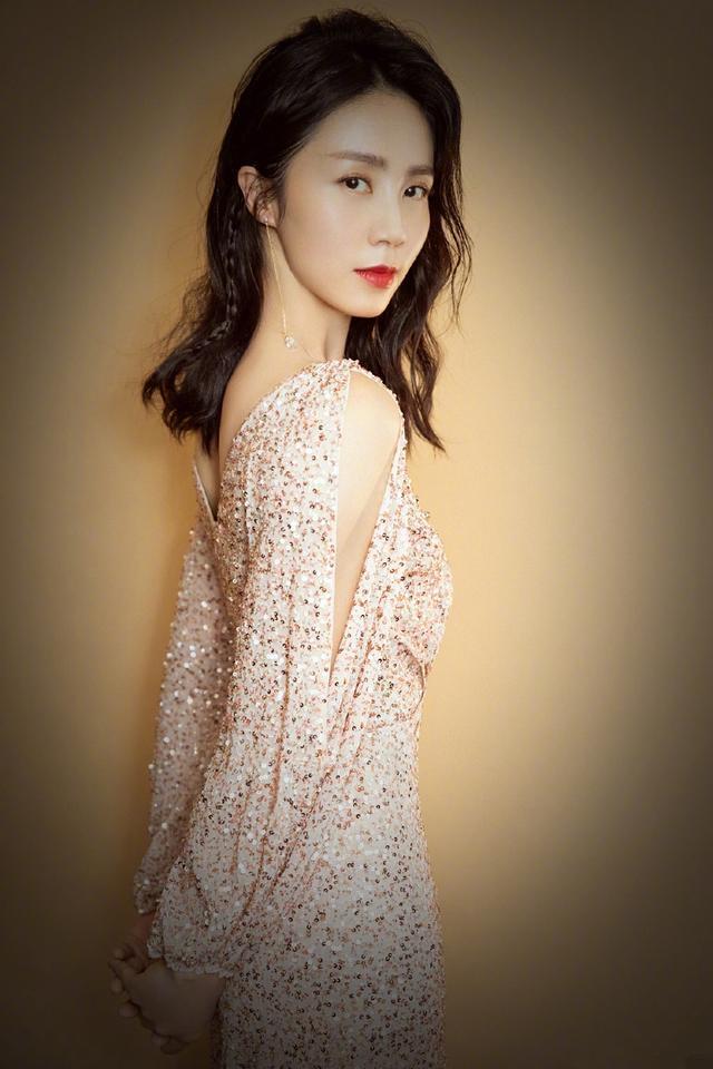 电影工厂：孙莉生完三胎还被称为辣妈？穿搭可优雅可甜美，难怪黄磊死心塌地