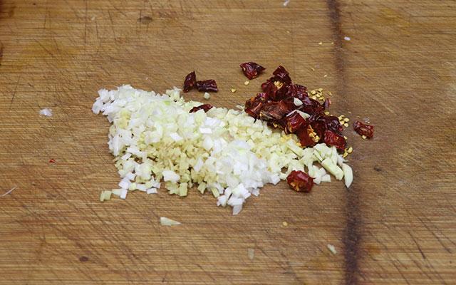 冬季餐桌上少不了的下饭菜，肉末炖粉条，肉末酥香，粉条Q弹入味