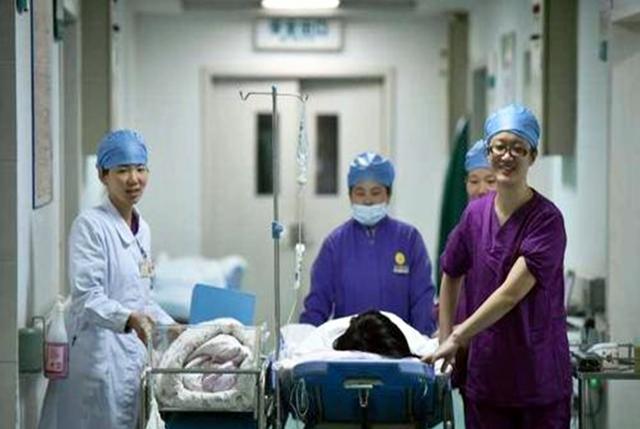 暖洋洋的灯光|孕妈进入产房生孩子，5样东西必须带全，其他可以不带，可别嫌多