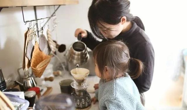 『你的育儿经』英国“懒妈”走红网络,每月只给孩子做2次饭,15年省下10万元