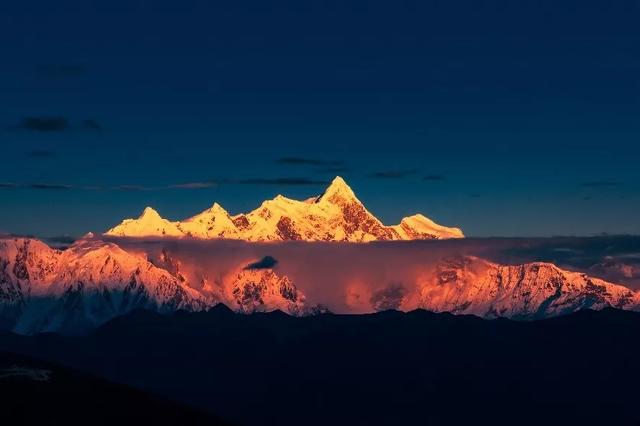 「你的育儿经」书架上的最美中国纪录片《这里是中国》,每一页都震撼人心