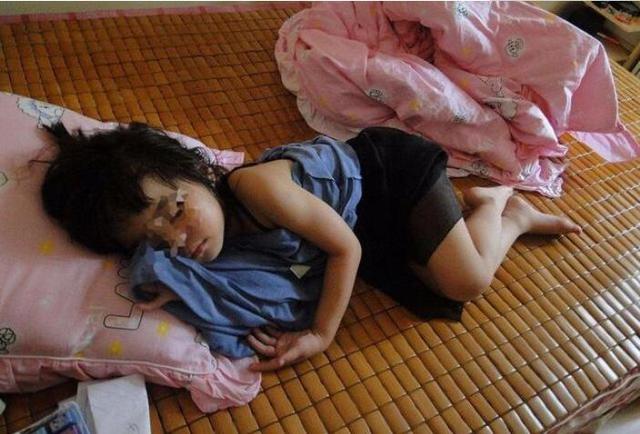 你的育儿经■孩子睡觉总是喜欢踢被子，并不一定是因为热，你不知道宝宝多难受