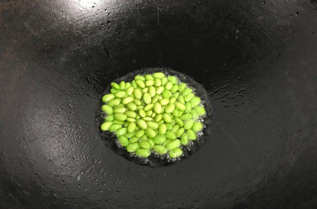 山药价格便宜，营养丰富，搭配上毛豆，好吃健脾