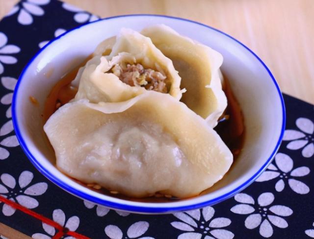 东北特色酸菜馅饺子，学会调馅的正确方法，饺子鲜嫩多汁味道佳