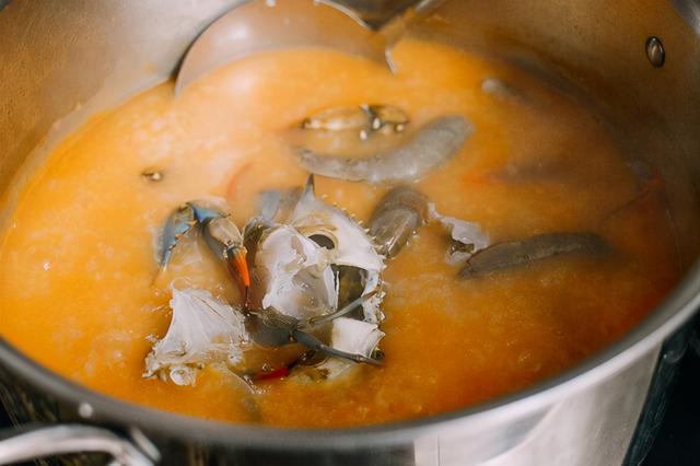 熬粥时，大米不要直接下锅，放进冰箱冻一冻，熬出的粥口感超惊艳