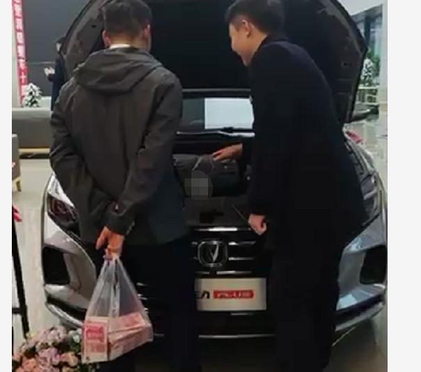 山东大哥提一塑料袋现金买车，销售眼前一亮，抢着服务