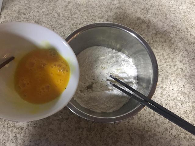 分享迷你小油条的做法，香酥可口，老少皆宜，做法超简单，一起学