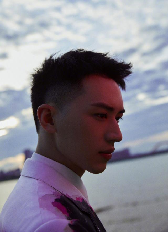 环球网|许魏洲身着印花西服 佩戴墨镜造型炫酷