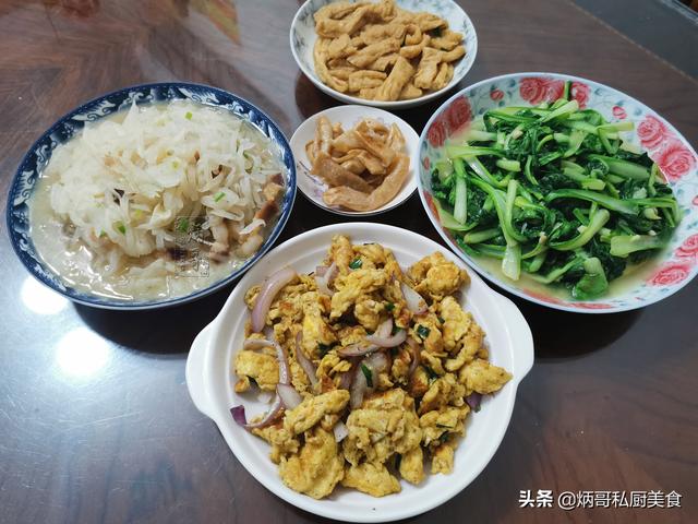 回老家蹭饭，晒妈妈做的菜在朋友圈火了，网友：这才是正宗农家菜