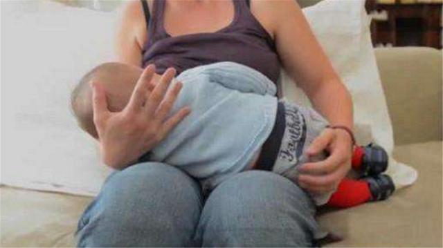 超级宝妈▲攒20袋母乳送闺蜜，宝妈却转身扔进垃圾桶：喝奶粉也不会让孩子喝