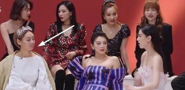 天上星|黄圣依说裙子太紧,想抢在蓝盈莹前表演,宁静表情值得玩味