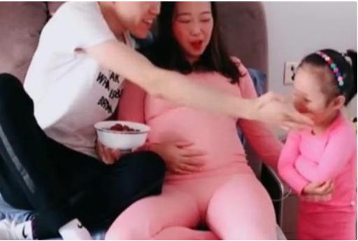 你的育儿经：爸爸喂妈妈吃草莓，旁边女儿的眼神很“犀利”，网友：哄不好了