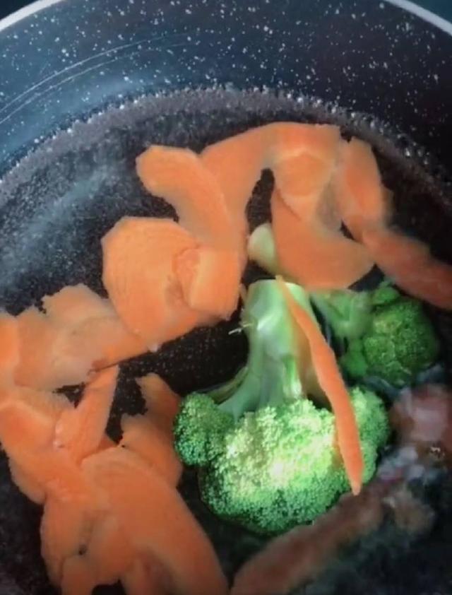欢喜同堂|宝宝辅食蔬菜面，简单又营养，味道鲜美吃不够，适合8个月以上