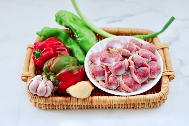 双椒爆鸡胗，脆爽有嚼劲，干香下饭味道好，烹饪简单家常菜