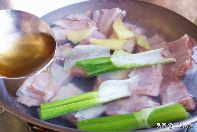 炖羊排骨时，牢记“2不放”，肉质鲜香，排骨汤味道好，没膻味