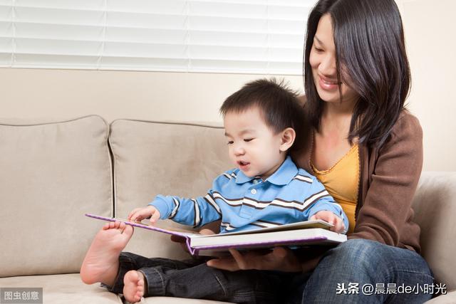 「你的育儿经」小男孩拿着没付钱的棒棒糖走出购物区，妈妈知道后其做法让人称赞