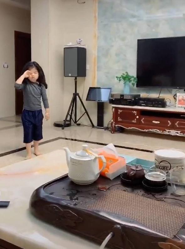 你的育儿经|弟弟变身“小丫鬟”，“一条龙”服务姐姐起床，网友：最惨二胎